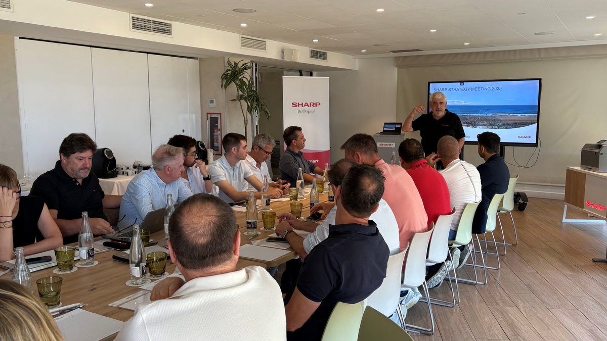 Sharp_ES's tweet photo. 📍Ayer celebramos nuestra segunda #Sharp Strategy Meeting en Barcelona.

Presentamos proyectos clave: aplicación #IA, #Synappx, nueva gama Visual Solutions y acciones de #sostenibilidad y #RSC.

¡Seguimos avanzando con visión global y compromiso local!

#SharpEspaña #Innovación https://t.co/gBR05FQnNq
