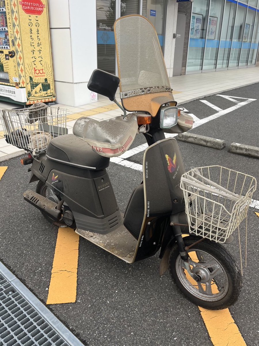 motorelation's tweet photo. お客様の奥様とお話しの中、親戚が昔乗ってたスズキの古いスクーターが車庫にずっとあって車種はわからないけ四角くて🦋が前に付いてたと…
もしかしてラブでは？
引き取り行ってみると
ラブのモリハナエバージョンでした！
譲って頂いたので綺麗にしました。
#スズキラブ
#FA11A https://t.co/z6vKNE8yvZ