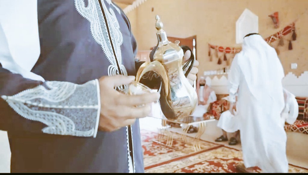 ­

نحن الصحراويون الذين سكنتنا الصحراء
كجراحٍ أبديةٍ، لا يُطبِّبها سوى الشمس،
والهواء الطلق، والآفاق الواسعة.

نجتمع كل يوم جمعة كسُرَّاقٍ،
لنستلَّ من قيلولة المدينة النائمة،
ساعةً نروي فيها لبعضنا،
كيف تمضُّ مدنُ الملحِ جراحنا المفتوحة.

­