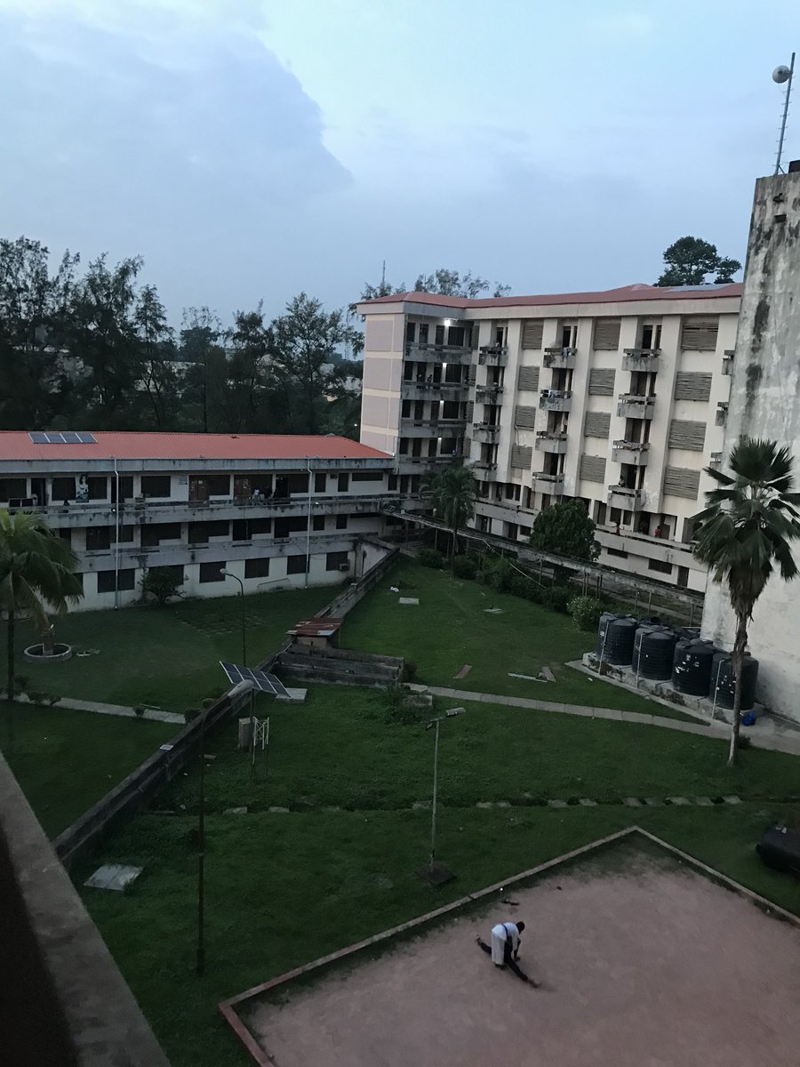 M_o_r_n_a's tweet image. It’s referred to as the biggest female hostel in subsaharan Africa. 

I’m deeply impressed☺️

But then there’s no word for “renovation” in the Yoruba language so I guess it makes sense that it’s left in close relation to ruins.