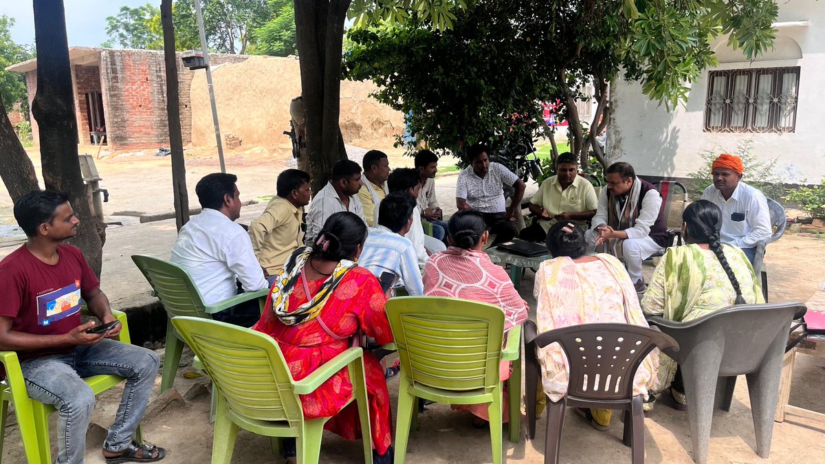 आज लखनऊ मॉल मे उत्तर प्रदेश ग्राम रोजगार सेवक संघ के प्रदेश अध्यक्ष श्री भूपेश कुमार सिंह जी से मुलाक़ात कर विभिन्न विषयों व उसके निस्तारण को लेकर चर्चा हुईं।