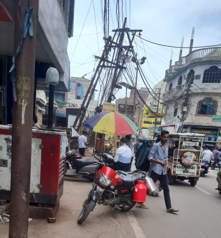 #कानपुर रूपम #चौराहे पर #ग़रीब नवाज़ मस्जिद के सामने लगे ट्रांसफार्मर के ऊपर के चारों खंभे एक तरफ़ झुक गए हैं कभी भी कोई बड़ा हादसा हो सकता हैं, कई मोहर्रम के जुलूस भी इसी रास्ते से निकलते हैं कृपया इसे ठीक कराए <a href="/KESCoHQ/">Kanpur Electricity Supply Company</a> <a href="/aksharmaBharat/">A K Sharma</a> <a href="/dvvnl_ee_kanpur/">@dvvnlkanpurnagar</a> <a href="/myogiadityanath/">Yogi Adityanath</a>