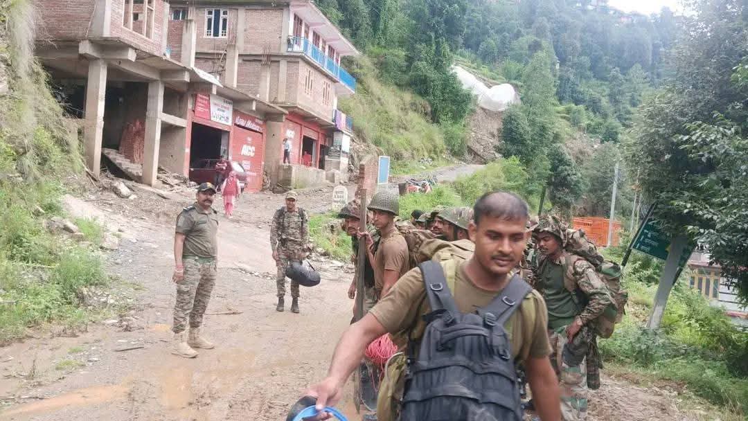 GemsHimachal's tweet photo. सराज में बाढ़ में लापता लोगों की तलाश के लिए पुलिस,गृह रक्षा, SDRF, NDRF के बाद सेना ने संभाला मोर्चा .... रेहान गलू से आपदा प्रभावित थुनाग क्षेत्र की ओर रवाना होते हुए.... 

#saraj #mandi #cloudburst #SDRF #NDRF #Army #disasteraffected #JairamThakur #HimachalPradesh #himachalpradeshflood #himachalrain
