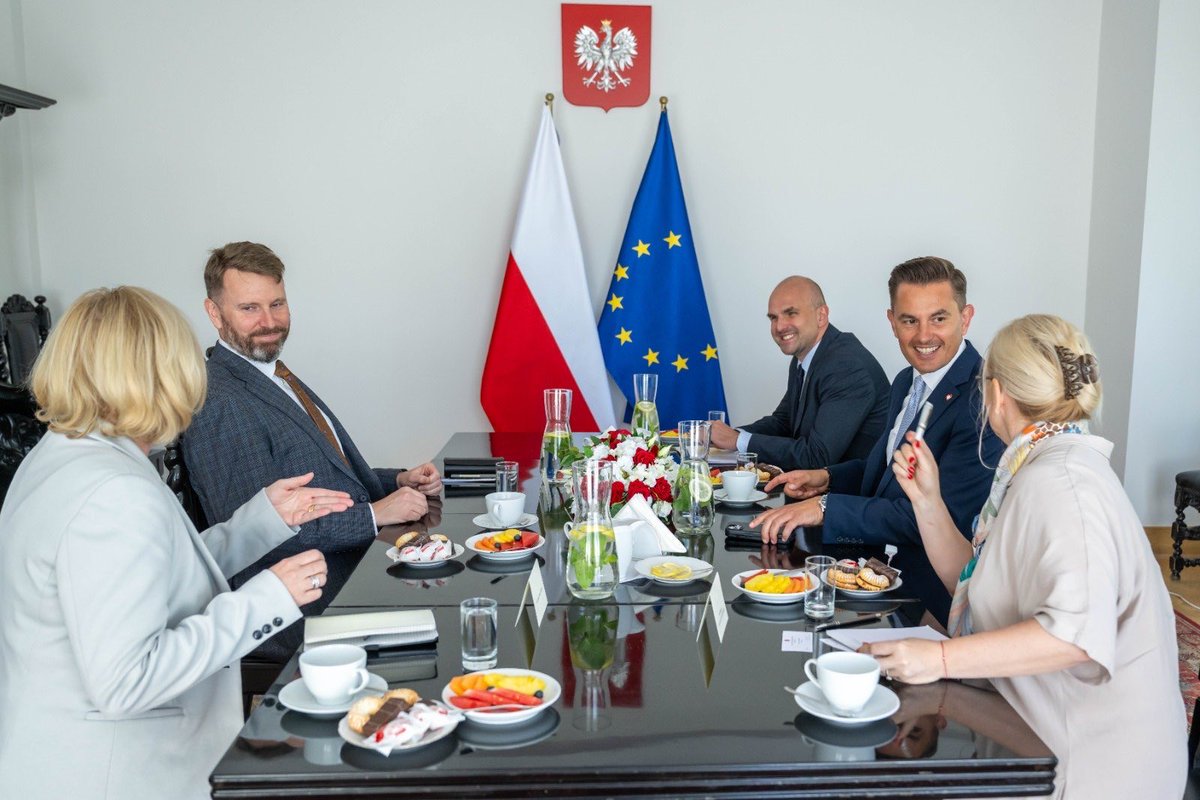 AusAmbPoland's tweet image. 🇦🇺 Australia and 🇵🇱 Poland cooperate closely on criminal justice matters. Great meeting this week with Secretary of State at the Ministry of Justice, @ArkadiuszMyrcha, to discuss this important part of our bilateral relationship ⚖️