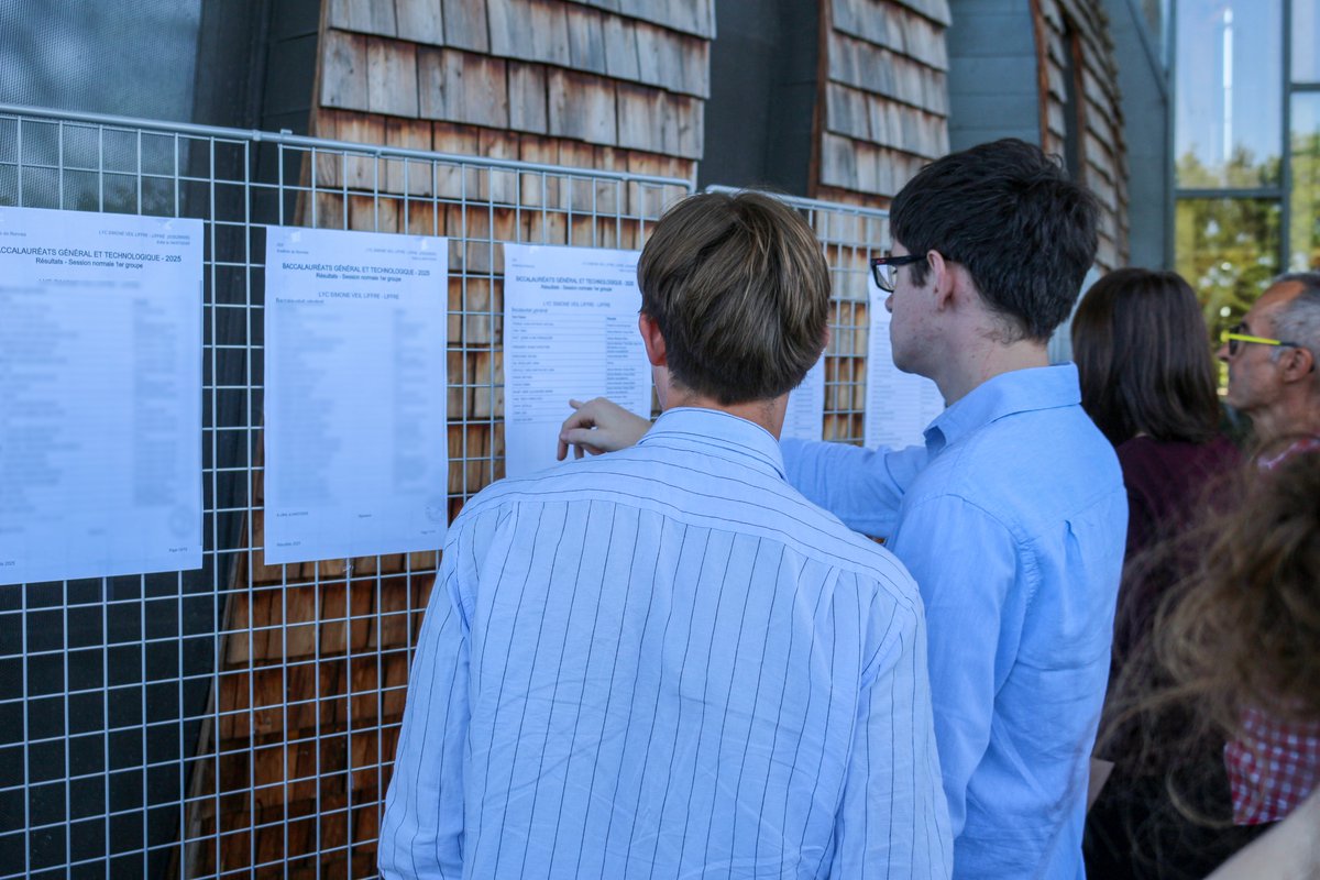 acrennes's tweet photo. #Baccalureat2025 | Les résultats du baccalauréat général et technologique et du baccalauréat professionnel sont tombés !
Félicitations aux 31 391 candidats de l’académie de Rennes admis, le taux de réussite atteint 92,1% pour la session de juin
📸 Lycée Simone Veil à #Liffré (35) https://t.co/HhL0GWZbm0