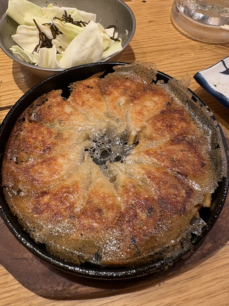 mii000288's tweet image. おつかれカンパーイ🍻
華金🩵みんな大好き金曜日🩵🩵
博多劇場にてまずは1杯🍻
メガのスイジンと餃子を注入〜！！