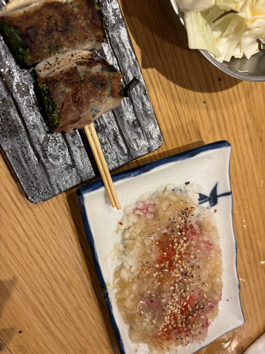 mii000288's tweet image. おつかれカンパーイ🍻
華金🩵みんな大好き金曜日🩵🩵
博多劇場にてまずは1杯🍻
メガのスイジンと餃子を注入〜！！