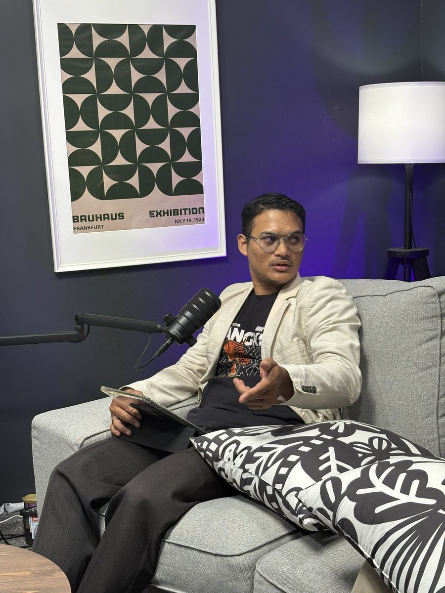 AmeenMisran's tweet photo. Karya Ustaz Khubaib Akhi “Nabi Juga Seorang Manusia” yg saya terjemahkan ke dlm BI akan diterbitkan tidak lama lagi oleh Iman Publication. Smlm kita buat recording Podcast yang dihoskan oleh Ameera Aslam untuk bercakap tentang buku ini. 🎙️ campur BI &amp; BM! Nantikan! https://t.co/R1COlSCtY2