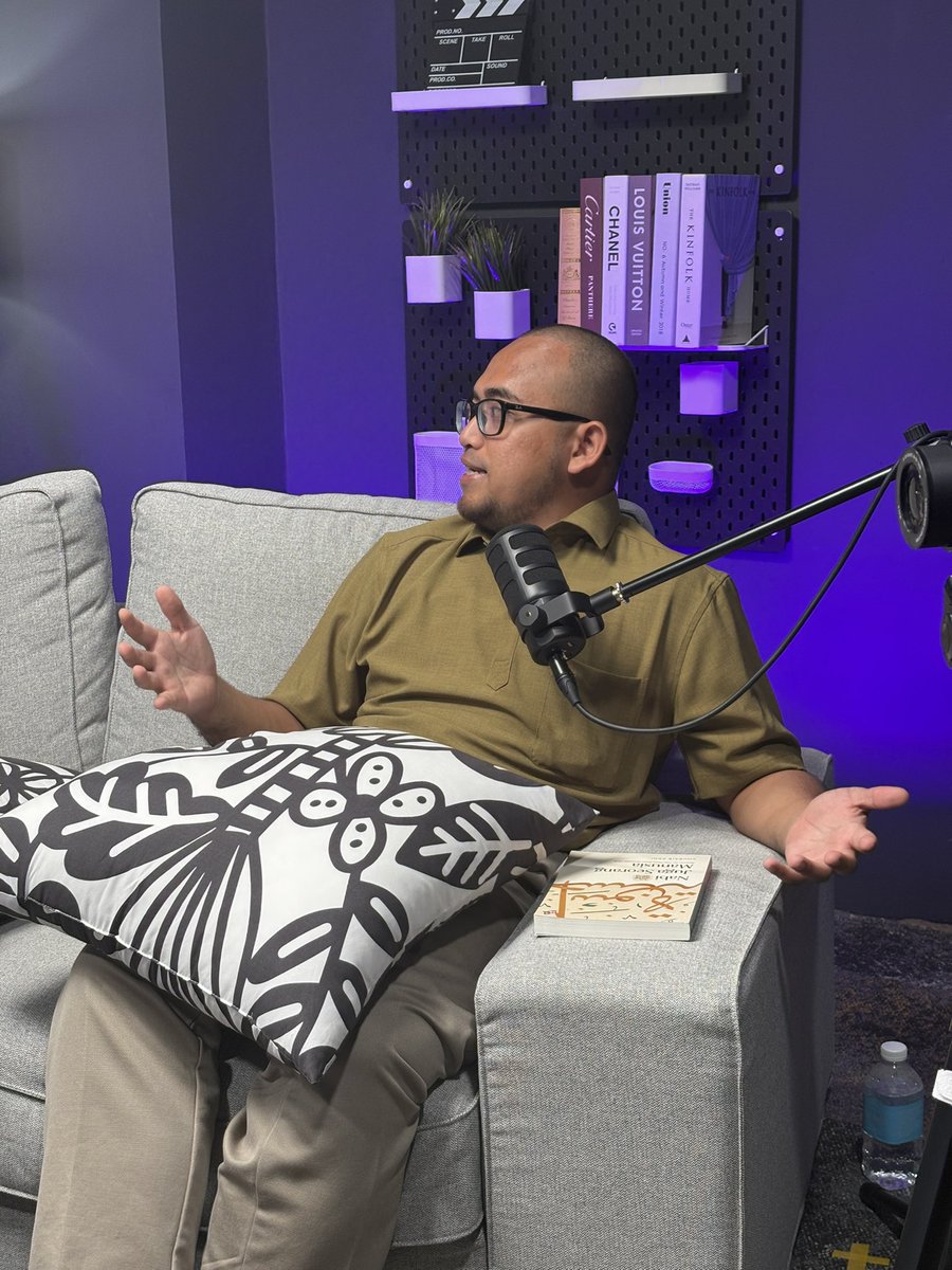AmeenMisran's tweet photo. Karya Ustaz Khubaib Akhi “Nabi Juga Seorang Manusia” yg saya terjemahkan ke dlm BI akan diterbitkan tidak lama lagi oleh Iman Publication. Smlm kita buat recording Podcast yang dihoskan oleh Ameera Aslam untuk bercakap tentang buku ini. 🎙️ campur BI &amp; BM! Nantikan! https://t.co/R1COlSCtY2