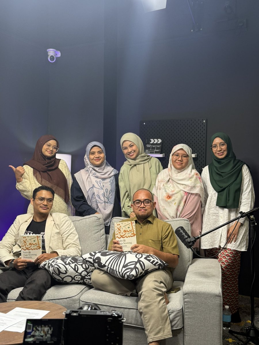 AmeenMisran's tweet photo. Karya Ustaz Khubaib Akhi “Nabi Juga Seorang Manusia” yg saya terjemahkan ke dlm BI akan diterbitkan tidak lama lagi oleh Iman Publication. Smlm kita buat recording Podcast yang dihoskan oleh Ameera Aslam untuk bercakap tentang buku ini. 🎙️ campur BI &amp; BM! Nantikan! https://t.co/R1COlSCtY2