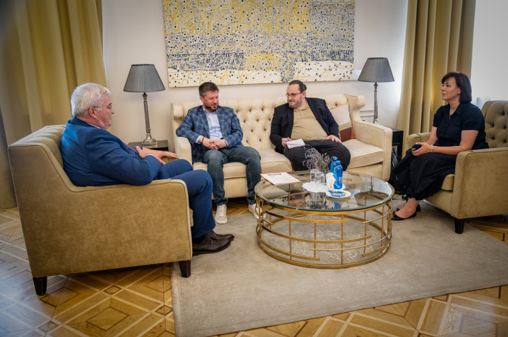 🤝Leadership of the Ukrainian Red Cross met with 🇺🇦MFA’s Andrii Sybiha to strengthen humanitarian efforts. Topics included an upcoming cooperation MoU, support for children from frontline areas &amp; mobilising resources to aid those affected by the war.
#Ukraine #Diplomacy