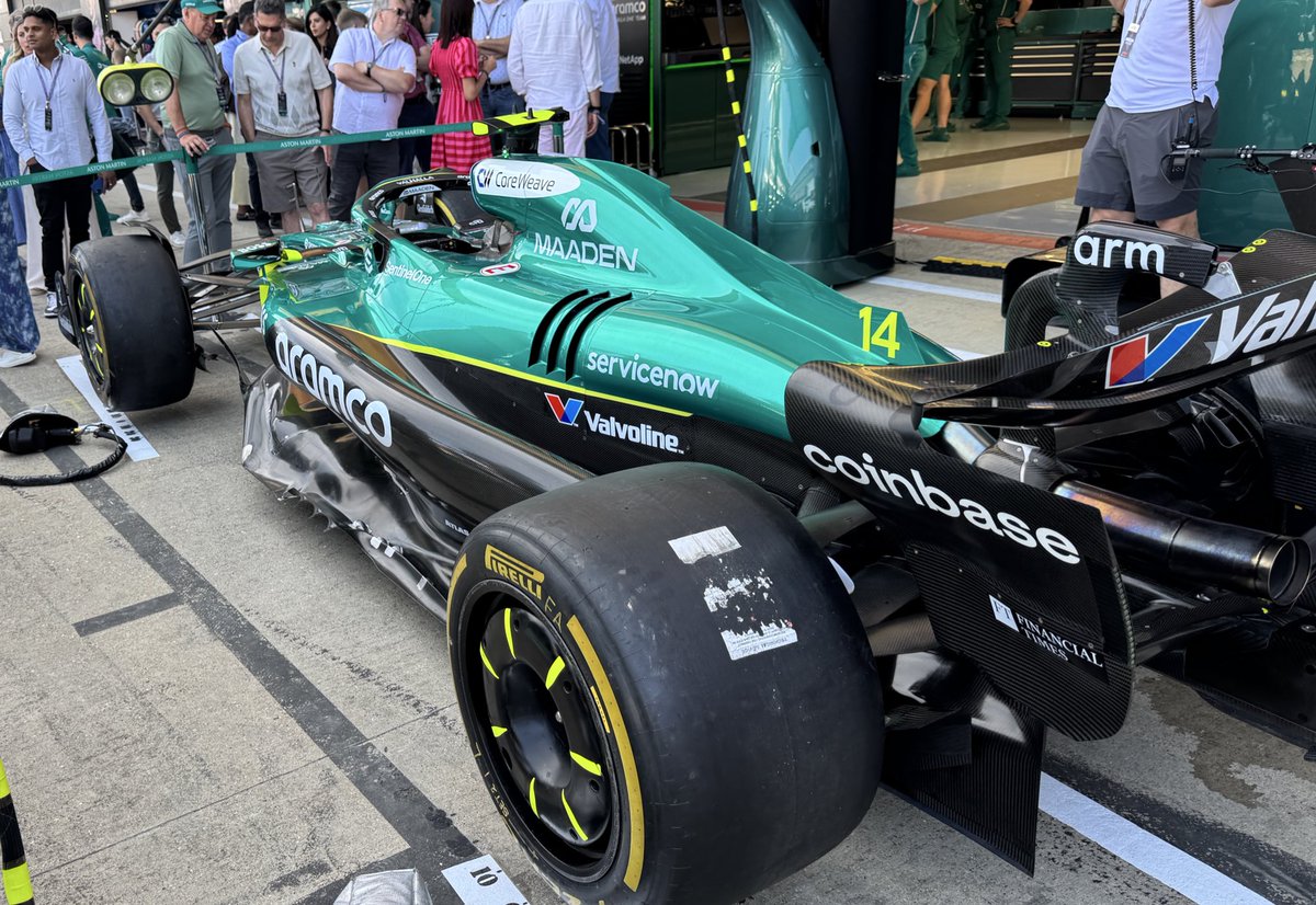 🚨 No 14 car is out of the garrage no we can clearly see the updates 
Thanks to 📷<a href="/AlbertFabrega/">Albert Fabrega</a>

#AstonMartinF1 #F1 #BritishGP