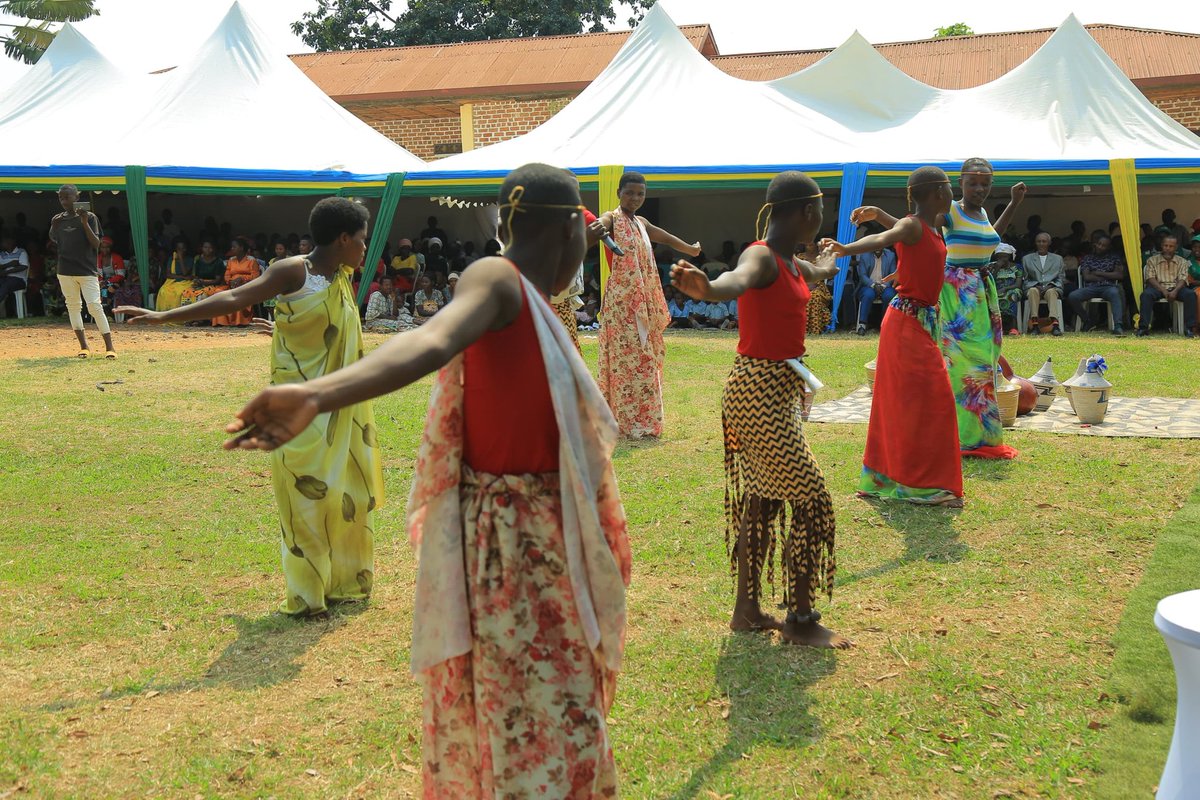 Mu midugudu yose igize Akarere ka #Rusizi hari kwizihizwa umunsi wo #Kwibohora31. Ku rwego rw'Akarere wizihirijwe mu murenge wa #Muganza mu Mudugudu wa #Katabuvuga.
Ibirori byabanjirijwe no gutaha inzu yubakiwe utishoboye  mu mudugudu wa #Kabeza ndetse no kumugabira inka.