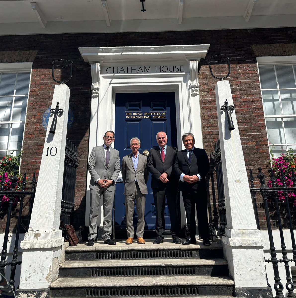 Cancillería Perú🇵🇪 (@cancilleriaperu) on Twitter photo #NoticiasTorreTagle | El viceministro Félix Denegri participó en un conversatorio organizado por <a href="/ChathamHouse/">Chatham House</a>, en Londres, en el que abordó la perspectiva peruana sobre temas globales, prioridades de política exterior, así como desafíos en el escenario internacional. #NoticiasTorreTagle | El viceministro Félix Denegri participó en un conversatorio organizado por <a href="/ChathamHouse/">Chatham House</a>, en Londres, en el que abordó la perspectiva peruana sobre temas globales, prioridades de política exterior, así como desafíos en el escenario internacional.