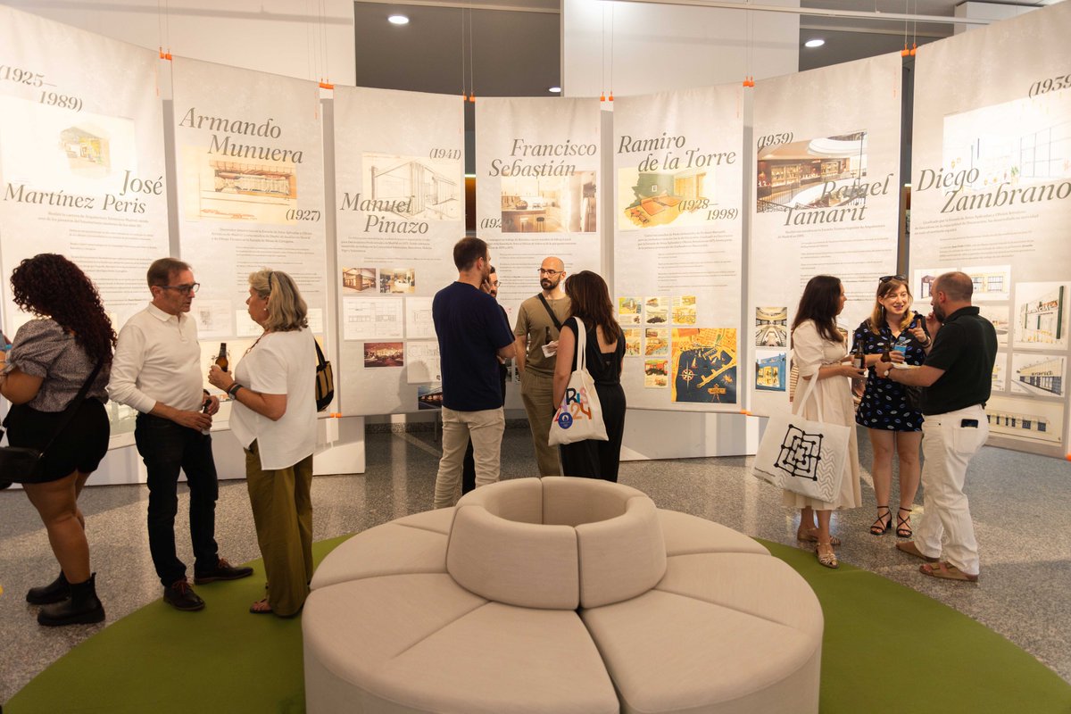 CDICV's tweet photo. ‘LLEGAT. DÈSSET PIONERS DEL DISSENY INTERIOR VALENCIÀ’

En la última semana de la expo en colaboración con el @ArxiuD en @EASDvalencia, recordamos cómo fue la inauguración con los pioneros y amigos que nos acompañaron.

📸 Silvia Martínez

+info: https://t.co/eAR53hvgAl

#CDICV https://t.co/Fu6Sqm9bp1