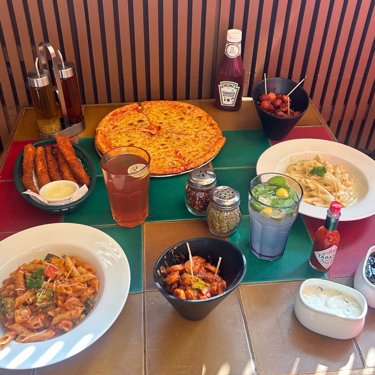 Weekend plans? Brunch with us. 🍝🍕✨
Think hand crafted bites, chilled pours &amp; good vibes at Ray’s. 

Call: 9322003288

Order here: rayscafeandpizzeria.com
Or on Zomato/Swiggy

#RaysPizzeria #WeekendBrunch #things2doinmumbai #bandra #Hillroad #placestoeatinmumbai #mumbaifoodie