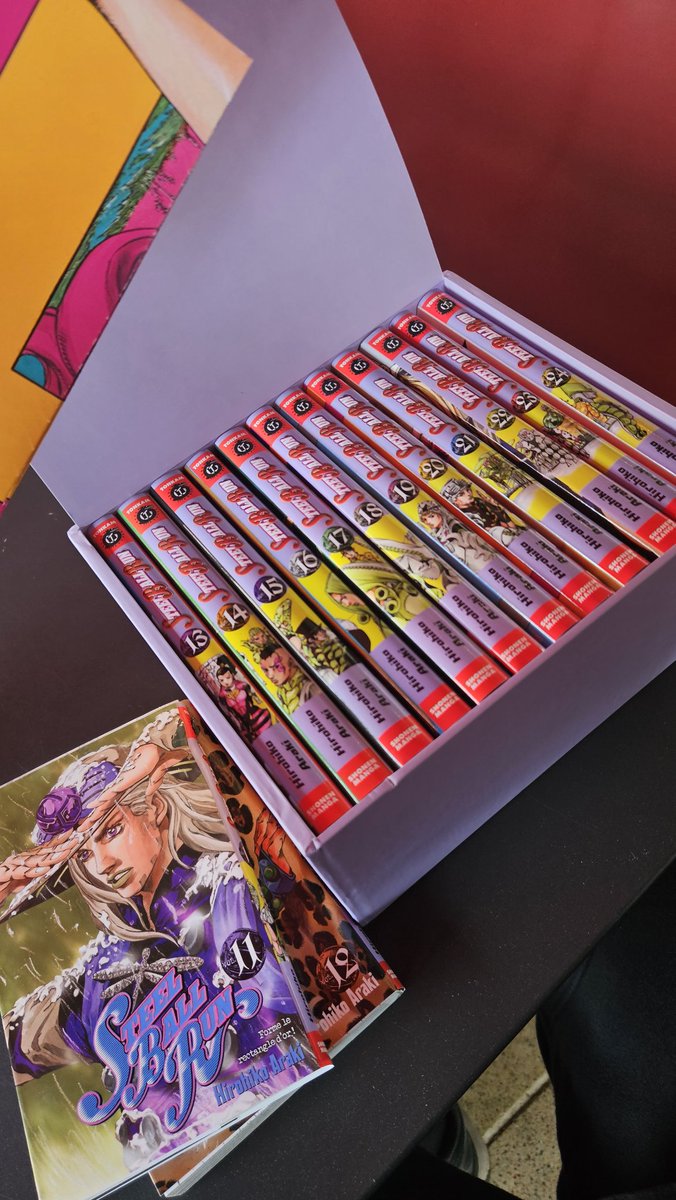 Homme content. Compte en banque moins