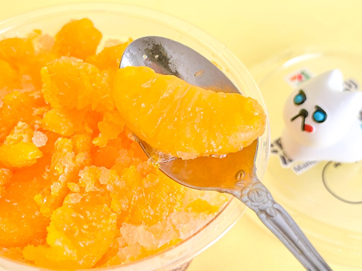 doorfumi2018's tweet image. 【食べたぜ】蒸し暑い日にはこれ!セブンの「温州みかん氷」だぜ。
ジューシーなみかん果肉がたっぷり!シャリシャリのかき氷と一緒に食べると、さわやかな甘さが身体にしみわたる気がするぜ。
#オヤツハント