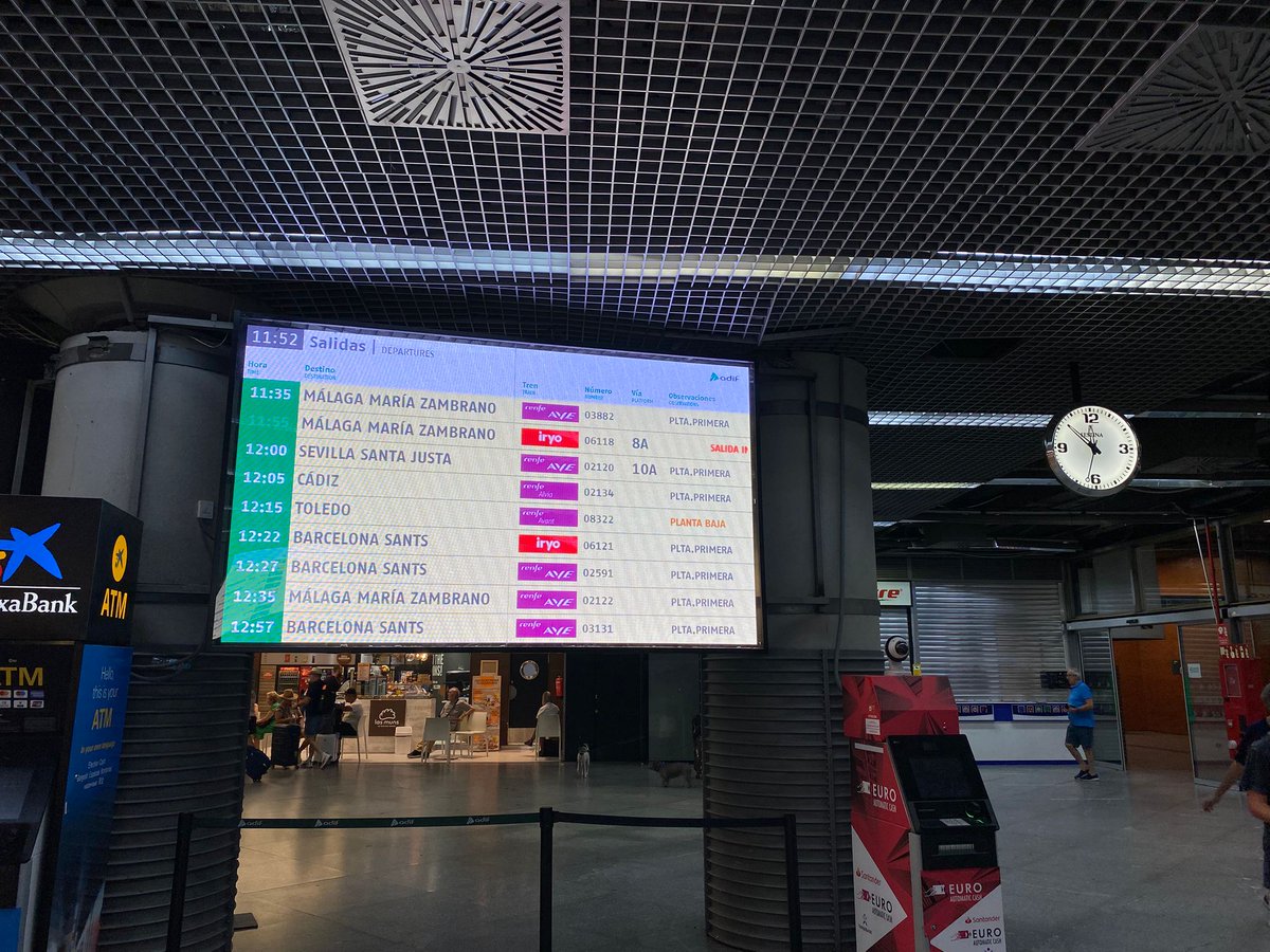 🚄Mucha afluencia y algunos retrasos en la estación de Atocha en la primera fase de la operación salida.

265 trenes saldrán hoy desde la estación a distintos destinos del país, 700 durante todo el fin de semana.

Te lo estamos contando en 

👉🏻ver.cope.es/jt6i3