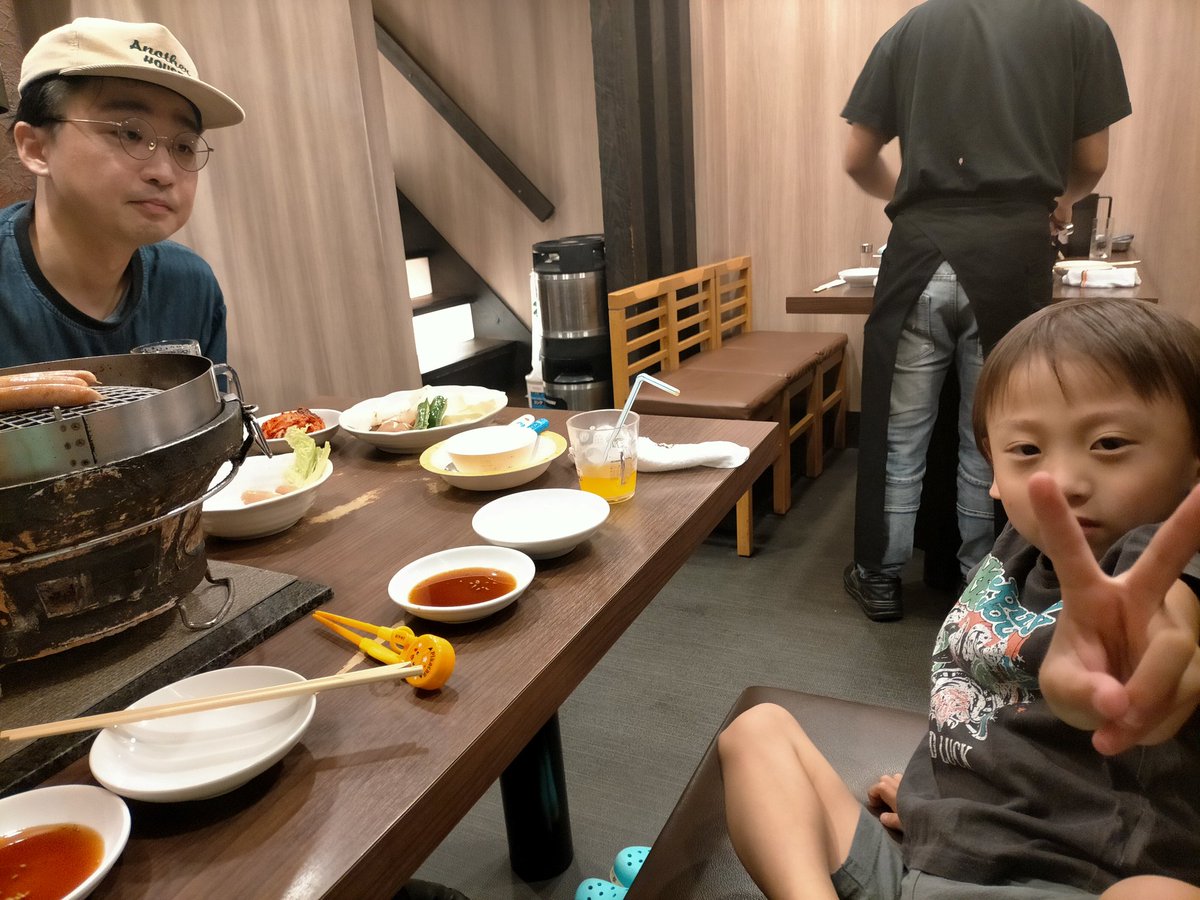 mikkanon's tweet image. 明日地球がどうにかなるかもしれないので焼肉にきましたー！