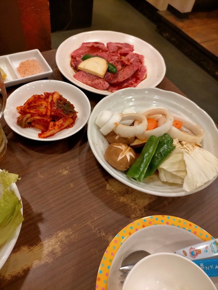 mikkanon's tweet image. 明日地球がどうにかなるかもしれないので焼肉にきましたー！