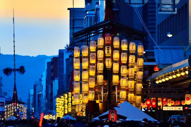xiaozhang105's tweet photo. Gion Matsuri: Kyoto’s Grand Parade of History, Spirit, and Summer Splendor🏮🏮🎏🎐
Every July, the ancient capital of Kyoto bursts into celebration with one of Japan’s most iconic and grand festivals—Gion Matsuri
#Japan #Kyoto
#JapaneseFestival #FloatParade
#YukataStyle https://t.co/cJfYQFcSOs