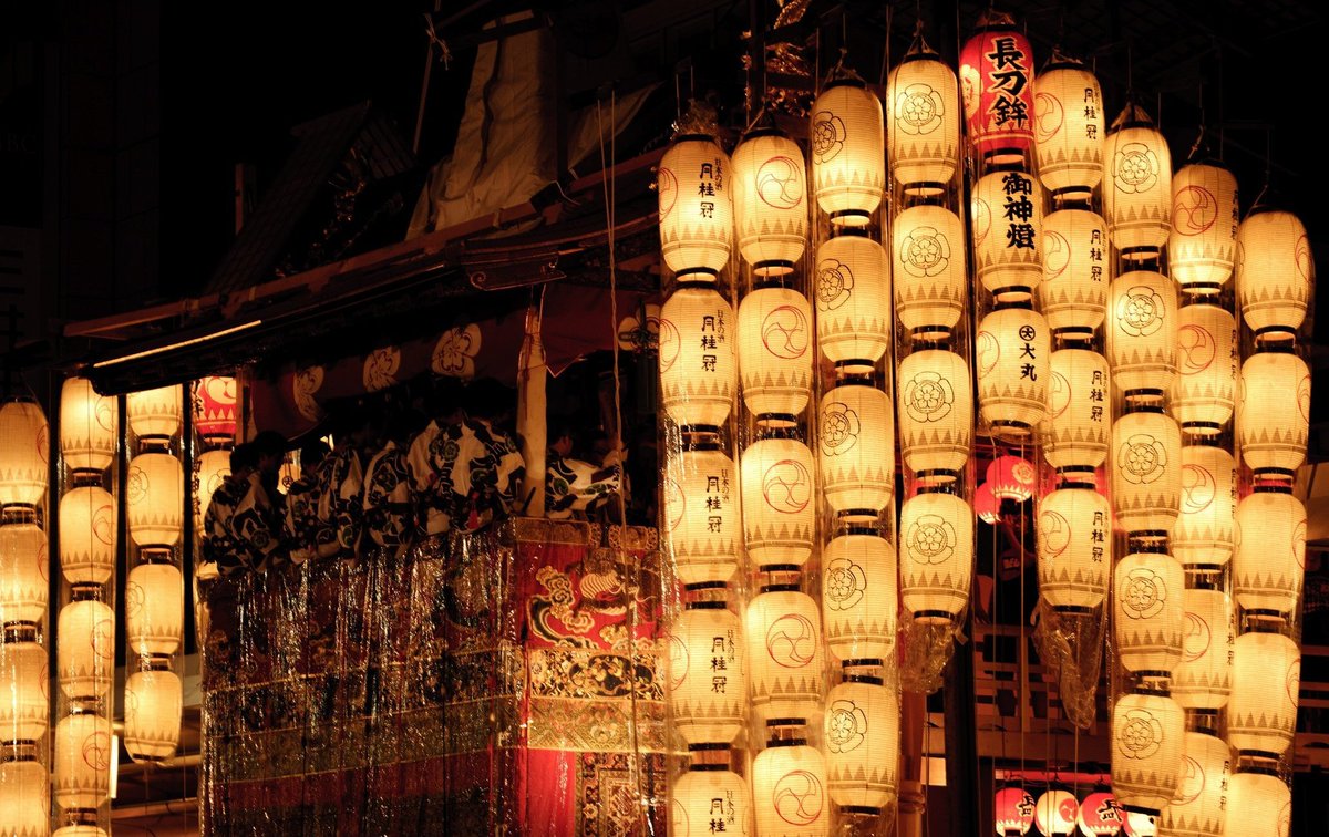 xiaozhang105's tweet photo. Gion Matsuri: Kyoto’s Grand Parade of History, Spirit, and Summer Splendor🏮🏮🎏🎐
Every July, the ancient capital of Kyoto bursts into celebration with one of Japan’s most iconic and grand festivals—Gion Matsuri
#Japan #Kyoto
#JapaneseFestival #FloatParade
#YukataStyle https://t.co/cJfYQFcSOs