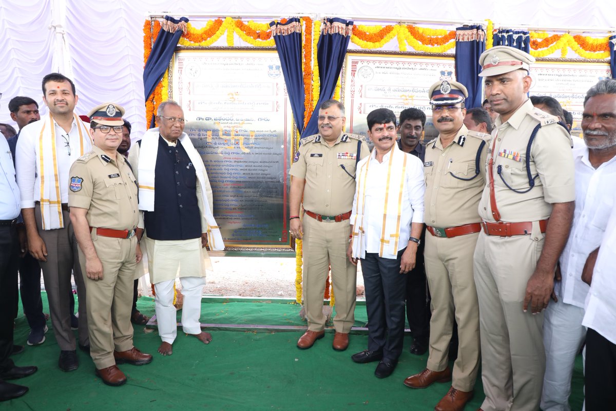వికారాబాద్‌ జిల్లా కొడంగల్‌లో పోలీస్‌ సర్కిల్ ఆఫీస్‌, పోలీస్ స్టేషన్, బొంరాస్‌పేట పోలీస్‌ స్టేషన్‌, దుడ్యాల పోలీస్‌ స్టేషన్ నూతన భవనాల నిర్మాణానికి శంకుస్థాపన చేశారు గౌరవ <a href="/TelanganaDGP/">DGP TELANGANA POLICE</a> . కార్యక్రమంలో TSPHCL ఛైర్మన్ గురునాథ్ రెడ్డి సహా పలువురు ఉన్నతాధికారులు పాల్గొన్నారు.
