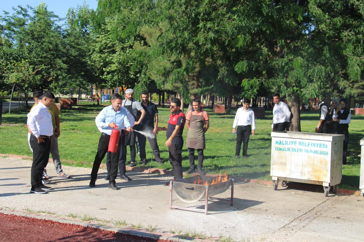 Yangın Güv. Tedbirleri Kapsamında Büyükşehir Bld. Bel-Tur A.Ş’ye ait;

📍Cumhuriyet Gast. Merkezi,
📍Bel - Tur Ocakbaşı ve
📍Bel - Tur Düğün Salonu pers. 
 yönelik “Başlangıç yangınlarına ilk müdahale ve yangın söndürme tüplerinin kullanımı” ile ilgili eğitim prog. Tamamladık.