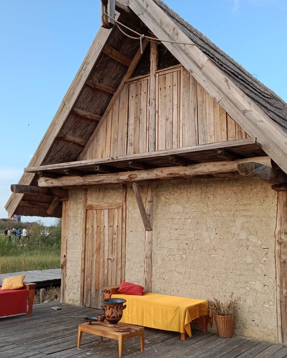 Domani è il 𝟏° 𝐬𝐚𝐛𝐚𝐭𝐨 𝐝𝐞𝐥 𝐦𝐞𝐬𝐞... è il momento di 𝑭𝒖𝒐𝒓𝒊 𝒆 𝒅𝒆𝒏𝒕𝒓𝒐 𝒍’𝒂𝒓𝒄𝒉𝒆𝒐𝒍𝒐𝒈𝒊𝒂 𝑺𝒆𝒛𝒊𝒐𝒏𝒆 𝑶𝒑𝒆𝒏 𝑨𝒊𝒓 del Museo Delta Antico, presso la📍 Stazione Foce, Valli di Comacchio 📆 Ogni 1° sabato del mese, ore 18:30
📸 Museo Delta Antico