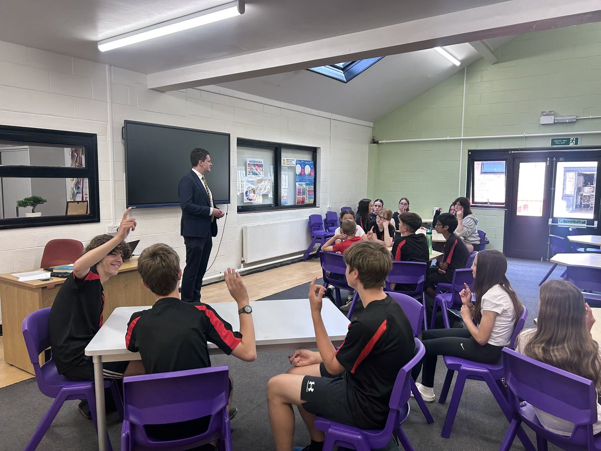 crickhowellhs's tweet image. Fantastic sessions with @LibDemDavid engaging in discussions about social media and politics, with Student Council and the learners who are interested in a career in politics.
Diolch David for engaging our young people in having a voice and making a difference! π£οΈ