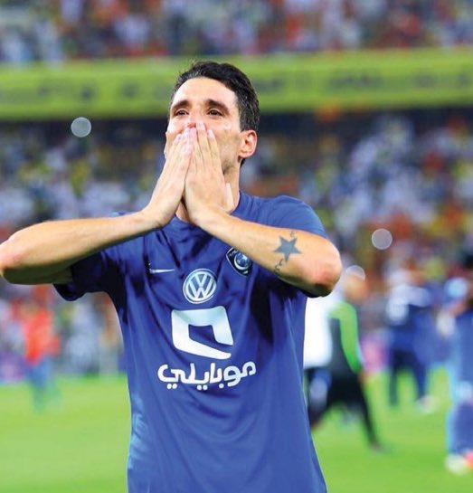 عاشق قبل ان يكون لاعب 💙