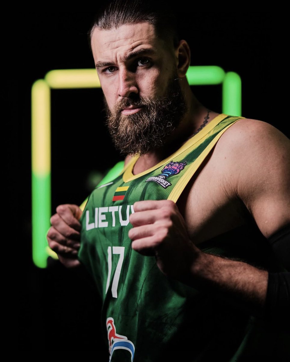 Underwater ☘️ tweet media