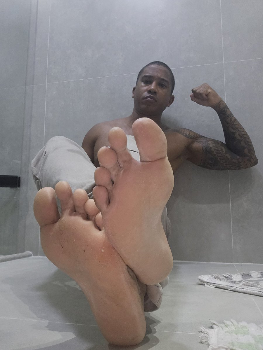 Tem gente que passa…
e tem quem pare só de ver o arco.
Essa é pra quem sente com os olhos.

Some scroll past…
others stop for the arch.
This one’s for those who feel with their eyes.

Onnowplay.com/blackbrobator

Onlyfans.com/vbafeeet