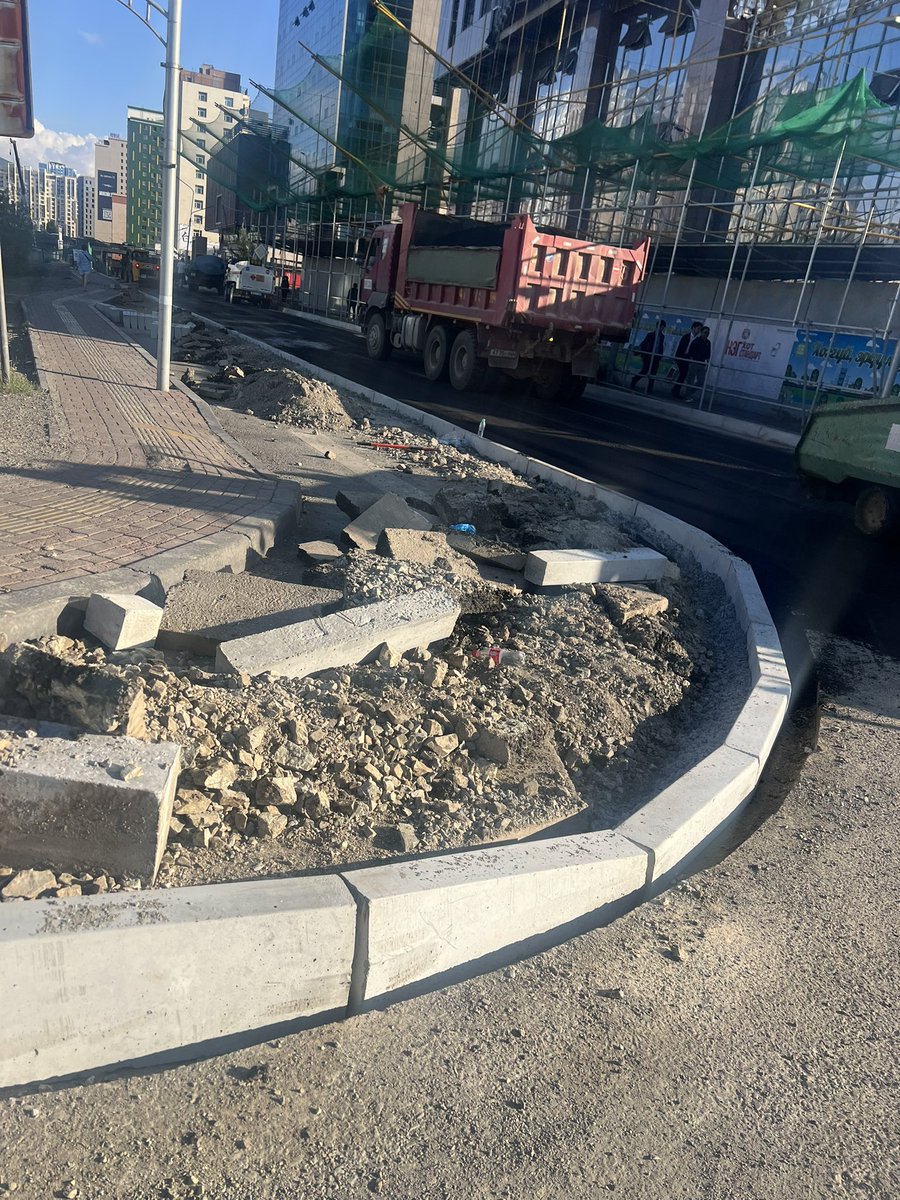 Баруун эргэдэг бүх эгнээг нь хаагаад бүр муужруулаад засчихлаа, сайжруулж болдоггүй юм байхдаа