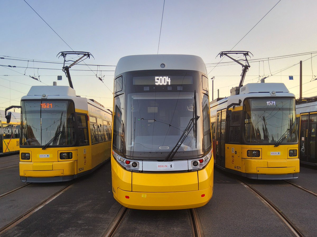 Sonnenuntergang auf dem Betriebshof Marzahn aber hier drängelt sich bereits die Berliner ÖPNV-Zukunft vor.
Und auch schon etwas Vergangenheit ... #1521