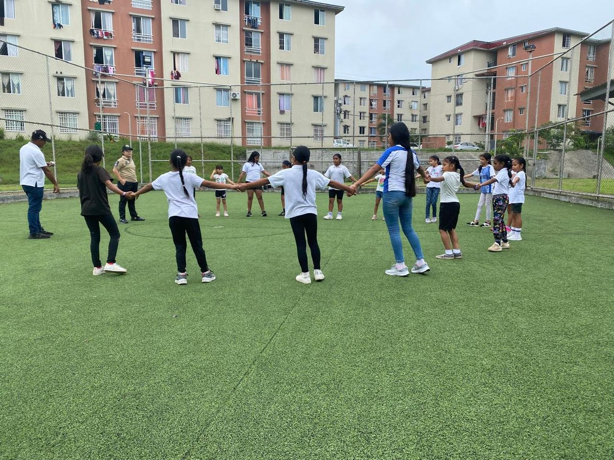 La Voz De Veraguas (@lavozdeveraguas) on Twitter photo Unidades de <a href="/policiadepanama/">Policía Nacional</a> Veraguas compartieron con niños y niñas del programa preventivo #CreciendoJuntoATi en la urbanización San Antonio, realizando actividades deportivas y recreativas. Unidades de <a href="/policiadepanama/">Policía Nacional</a> Veraguas compartieron con niños y niñas del programa preventivo #CreciendoJuntoATi en la urbanización San Antonio, realizando actividades deportivas y recreativas.