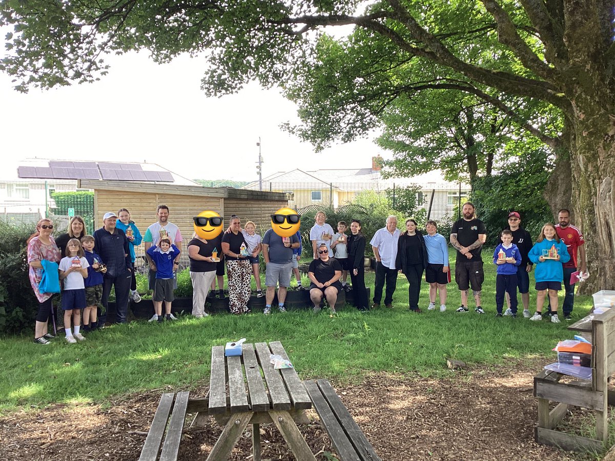 That’s a wrap for another year. We finished the year off with a special Dad’s and Mam’s group. It was lovely being outdoors, although slight fresher today. Thank you @salvagedcreationswales for a great craft session.