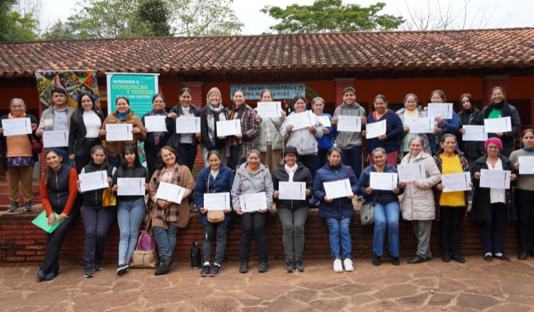 Universidad Loyola (@loyolaand) on Twitter photo Mujeres rurales del Paraguay ya editan videos, crean afiches y usan IA para mostrar su trabajo agroecológico 🌱💡 Gracias a la formación con <a href="/FundacionETEA/">Fundación ETEA</a>, #ULoyola y <a href="/emmacamarero/">Emma Camarero</a> , hoy comunican con confianza y creatividad.
👉 uloyola.es/blog/la-univer… Mujeres rurales del Paraguay ya editan videos, crean afiches y usan IA para mostrar su trabajo agroecológico 🌱💡 Gracias a la formación con <a href="/FundacionETEA/">Fundación ETEA</a>, #ULoyola y <a href="/emmacamarero/">Emma Camarero</a> , hoy comunican con confianza y creatividad.
👉 uloyola.es/blog/la-univer…