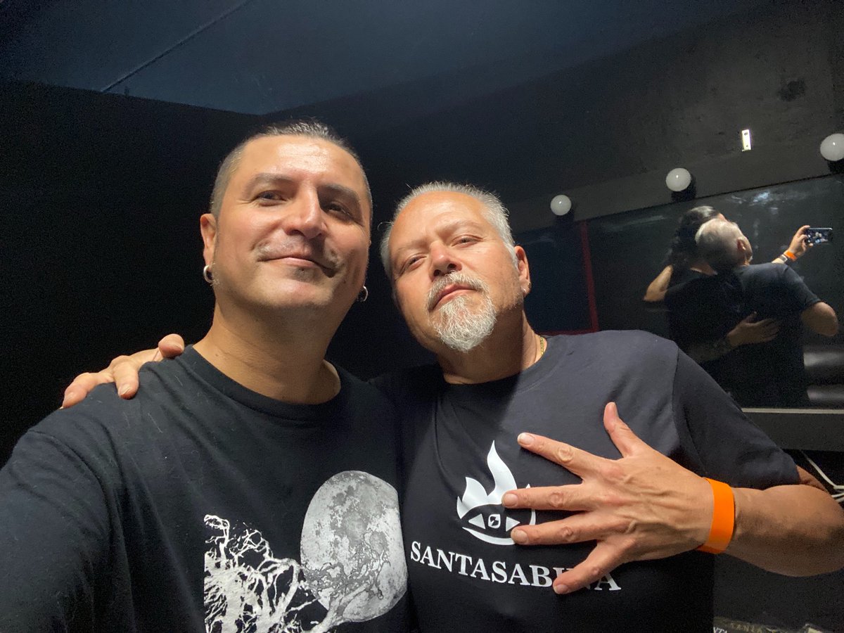 Poncho, tremendo bajista, maravillosa persona que admiro de más de media vida, que honor y privilegio, que gran corazón el tuyo; todo mi cariño y respeto para ti. 

#SantaSabina
#AvesAVeces