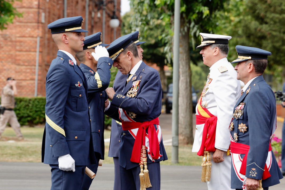 A partir de hoy, el Ejército del Aire y del Espacio cuenta con una nueva promoción de sargentos.

Hoy ha tenido lugar la entrega de despachos en la Academia Básica del Aire y del Espacio.

¡Enhorabuena, compañeros! 

Os esperamos en las unidades 🫡