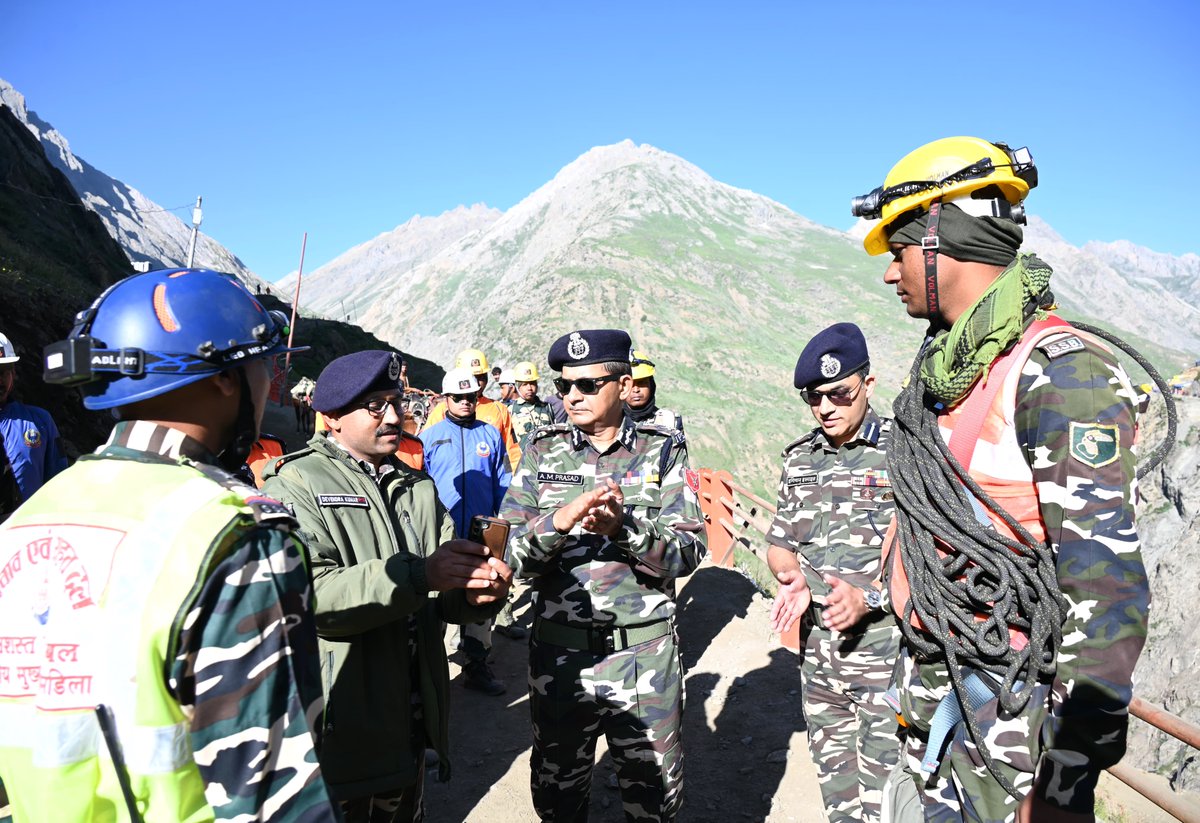 दिनांक 04.07.2025 को श्री अमृत मोहन  प्रसाद #DG SSB ने श्री अरमनाथ जी यात्रा मार्ग पर तैनात SSB के बलकर्मियों तथा SSB  की MRT (Mountain Rescue team) का निरीक्षण  किया l