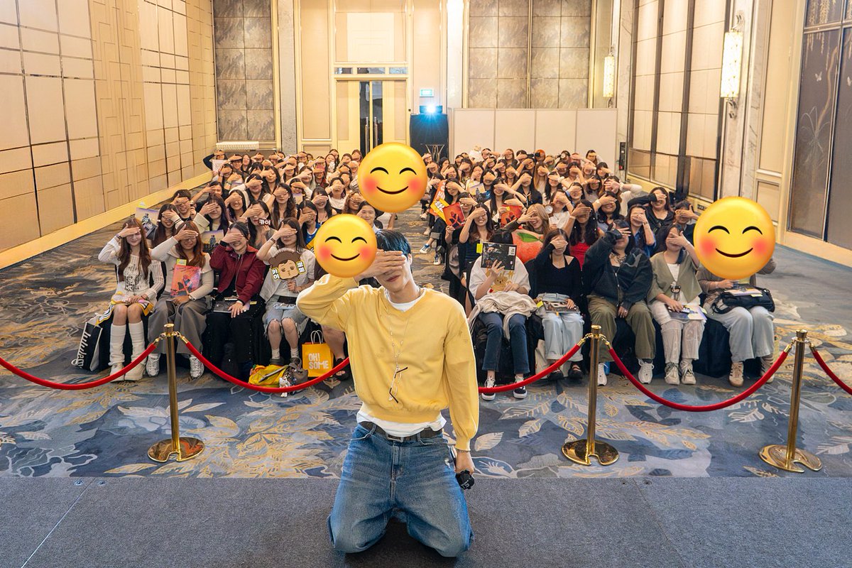 Ah they finally sent the photo during KAION SG fansign! 
We’re doing the viral JeongKaija meme together with Jongin😆😆😆.
I’m at the 2nd row from the back 😅.