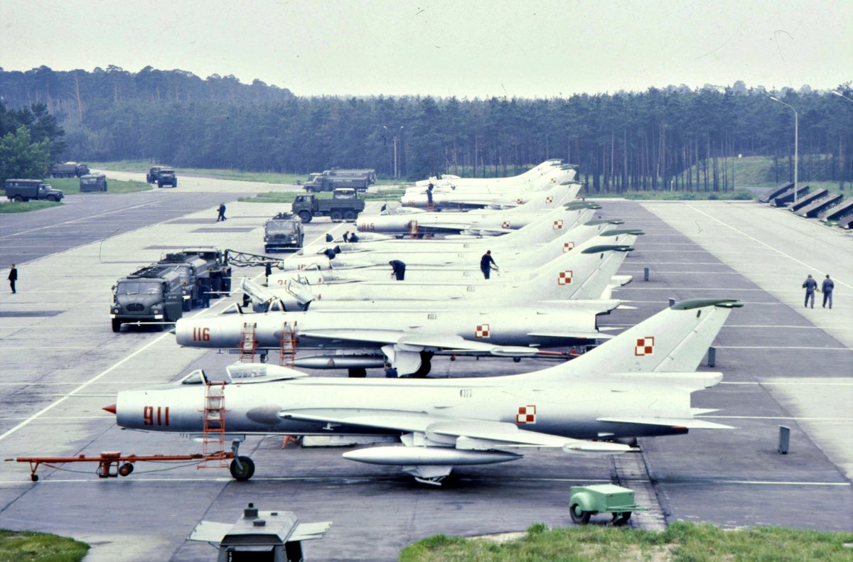 Mało znane zdjęcie Su-7 na lotnisku w Krzesinach, lipiec 1980. #LWP #ColdWar