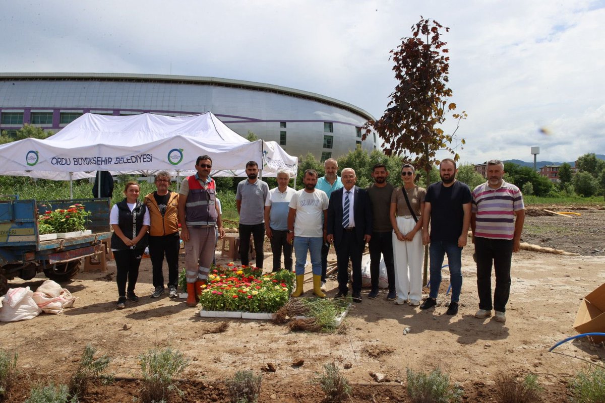 Ordu Eczacı Odamızın yeni hizmet binasında ismimi taşıyan Dr. Mehmet Hilmi Güler Tıbbi ve Aromatik Bitkiler Sergi Salonu'nu gezdik.

Bu özel salon, Karadeniz’in bitki zenginliğini bilimle buluşturup, doğanın şifasını bilgiyle harmanlayarak geleceğe taşıyor.

Bir sonraki durağımız