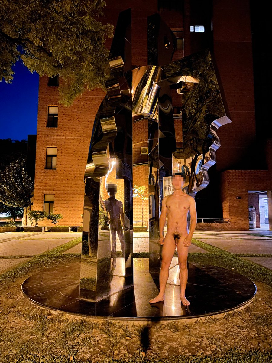 再過不久就是預言中的東亞末日了
是不是該在凌晨的海嘯前
找個弟弟裸尻爽一下呢?🥵

然後好喜歡從前在這邊拍
想到這裡到處都有我播種的痕跡
就有股熟悉的反差🤪

#野裸
#舊照新發