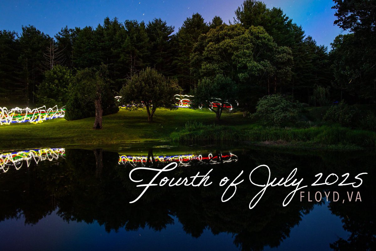 xDCF30x's tweet image. Latenight lightpainting shenanigans with the fam in Floyd, VA. #tackyshack #floydva #fourthofjuly2025