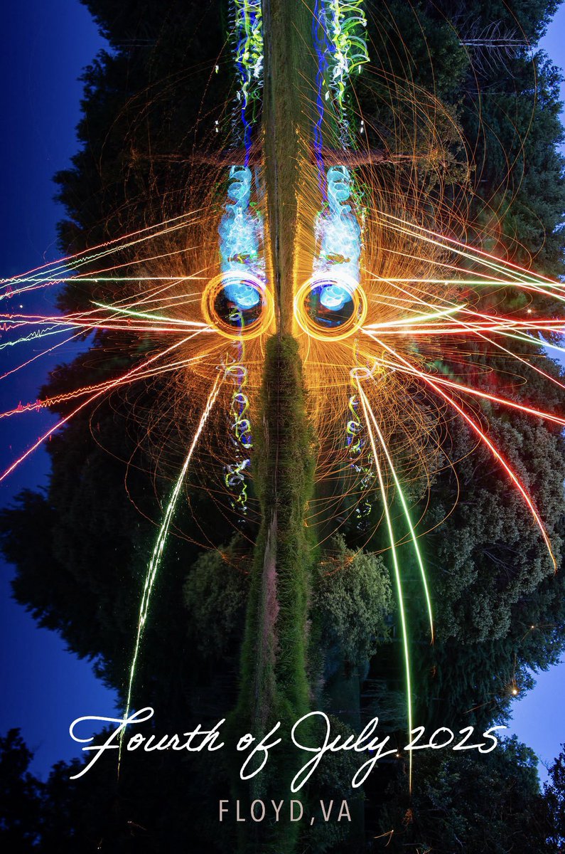 xDCF30x's tweet image. Latenight lightpainting shenanigans with the fam in Floyd, VA. #tackyshack #floydva #fourthofjuly2025