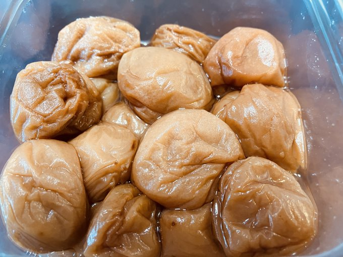 Awakend_Citizen's tweet photo. 我が家で常備している基本の食材を紹介させていただきます

【無洗米玄米】
玄米の栄養素そのままに炊飯器の白米モードで普通に炊けます
国際食味コンクール金賞受賞の生産者さんが作ったお米です
農薬も放射能も無検出で安心安全です
https://t.co/0l6CYF2pqM

【たまり醤油】
江戸時代から受け継がれる醸造菌が生きている杉桶で三年寝かせて作られるたまり醤油です
https://t.co/iCzz9Nmdkj

【天然醸造味噌】
国産大豆、国産米100％使用
瀬戸内の海水塩、阿武隈山脈の湧き水を使用
化学調味料無添加の天然醸造味噌です
https://t.co/DyJK1KROR7

【粟国の塩】
沖縄の海水を何度も竹に循環させて濃縮し、それを薪の火で30時間煮詰め、さらに約半月かけて自然乾燥させて作る100％天然海水塩です
https://t.co/HFUGWgPiA5

【無農薬・無添加梅干し】
化学肥料不使用＆残留農薬ゼロの紀州南高梅と瀬戸内海の天然塩だけで作った梅干しです
https://t.co/gDAjZK9cdB

どれも我が家でリピート購入しているものです
少し値は張りますが良いものばかりです
よかったらお試し下さい