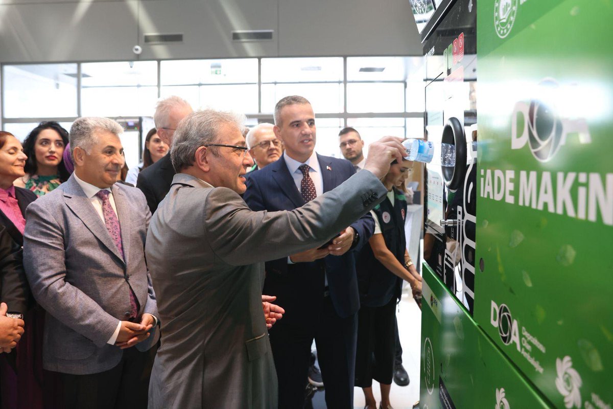 universitemDEU's tweet photo. ♻️ Rektörümüz Prof. Dr. Bayram Yılmaz, “Depozito Yönetim Sistemi Koordinasyon Toplantısı”na katıldı.

👉 Ülkemize çevresel ve ekonomik olarak önemli katkılar sunacak olan Depozito Yönetim Sistemi (#DYS) projesi kapsamında Çevre, Şehircilik ve İklim Değişikliği Bakanlığı Türkiye Çevre Ajansı Başkanı Prof. Dr. Ferhat Pirinççi, İzmir Vali Yardımcısı Mehmet Sadık Tunç, İzmir Büyükşehir Belediye Başkan V. Dr. Zafer Levent Yıldır, İzmir Ticaret Odası Başkanı Mahmut Özgener İzmir Ticaret Odası’nda bir araya geldi.

🌍 Çevre ve İnsan Sağlığı üzerine gerçekleştirdiği araştırmalarıyla 2023 yılından bu yana Dünya Sağlık Örgütü (DSÖ)’nün New York Albany Üniversitesindeki İnsan ve Çevre Sağlığı Enstitüsünde Danışma Kurulu Üyeliği yapmakta olan Rektörümüze ilgi yoğundu. 

🌀 Toplantıda ilk sözü alan Rektörümüz, bu hamlenin Ülkemiz için çevre ve çevre ekonomisi anlamında çok önemli bir adım olacağını belirtti. Ardından 0,10 L - 3,01 L arasındaki içecek ambalajlarının, barkod okutma yöntemi ile tanımlanıp toplanmasını sağlayan ve tüm işlemleri kayıt altına alıp Depozito Bilgi Yönetim Sistemi (DBYS)’ne raporlayan Depozito İade Makinesi (DİM)’ni deneyimleyerek uygulamaya kaydoldu. 

✅ Türkiye Çevre Ajansı Başkanı Prof. Dr. Ferhat Pirinççi ile Rektörümüz Prof. Dr. Bayram  Yılmaz, projenin Ege Bölgesi’nde uygulanacağı ilk üniversitenin #universitemDEU olacağının müjdesini verdiler.

@csbgovtr
@tctuca

#DOA
